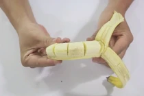 Mẹo cắt chuối bá đạo không cần bỏ vỏ