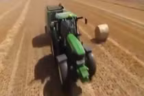 Máy thu hoạch rơm khổng lồ gây kinh ngạc