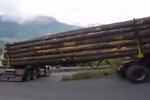 Tài xế xe chở gỗ vào khúc cua gấp tài tình