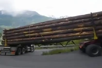 Tài xế xe chở gỗ vào khúc cua gấp tài tình