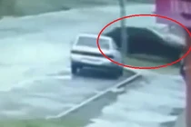 Kinh hoàng ôtô vỡ nát sau khi tông thẳng vào cột điện