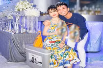 Minh Nhựa mang tuyết Bắc Cực về tổ chức sinh nhật cho vợ