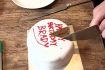 Sai lầm ai cũng mắc phải khi cắt bánh gato