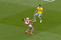 Những pha làm xiếc với trái bóng ức chế không chịu nổi