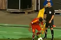 Những tình huống hài hước khi các cầu thủ đá phạt góc (2)