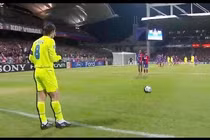 Video 10 cầu thủ với những pha sút phạt ghi bàn đẹp mắt