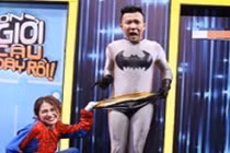 Trấn Thành ngượng chín mặt vì bị Hòa Minzy "sàm sỡ"