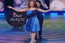 Tròn mắt xem cô gái xinh đẹp thay váy nhanh như chớp