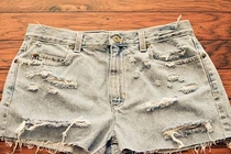 Cách biến quần bò cũ thành quần bò mới sành điệu