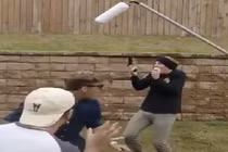 Chàng trai lần đầu cầm súng và cái kết bất ngờ