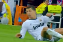 Những tiểu xảo đánh người và “ăn vạ” của Ronaldo