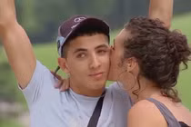 Tê tái khi được gái hôn giữa phố