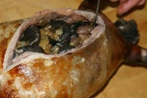 10 món ăn truyền thống khiến du khách hoảng hồn