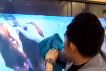 Ảo thuật gia đưa tay xuyên màn hình tivi, lấy cắp kính 