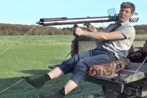 Cười xuyên Việt clip tháo tất bằng… súng phóng tên lửa vác vai