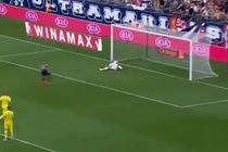 Xem cú sút panenka thảm họa ở giải VĐQG Pháp 