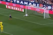 Xem cú sút panenka thảm họa ở giải VĐQG Pháp 