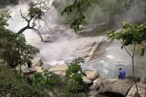 Dòng sông huyền bí quanh năm sôi sùng sục, bốc khói nghi ngút