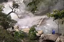 Dòng sông huyền bí quanh năm sôi sùng sục, bốc khói nghi ngút