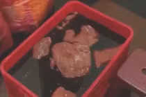 Rùng mình công nghệ tẩm hóa chất biến thịt heo thành thịt bò