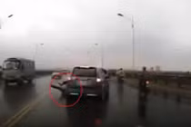 Xe máy bị ô tô tông ngã gục vì sang đường ẩu