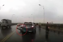 Xe máy bị ô tô tông ngã gục vì sang đường ẩu