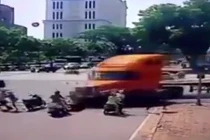 Hậu quả khôn lường khi đi gần xe tải bạn cần biết