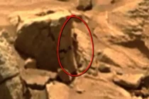 Xôn xao hình ảnh “người phụ nữ” nấp sau tảng đá trên sao Hỏa