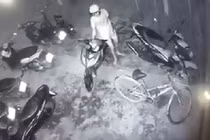 Khó hiểu tên trộm bẻ khóa xe máy, dắt trộm… xe đạp