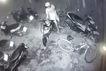 Khó hiểu tên trộm bẻ khóa xe máy, dắt trộm… xe đạp