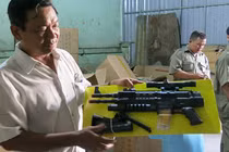 TPHCM: Tạm giữ kho hàng hơn 1.500 súng, kiếm các loại