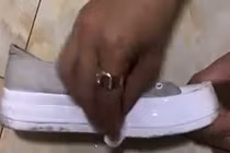 Mẹo làm sạch giày màu trắng đơn giản nhanh chóng