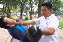 Bí kíp thoát hiểm khi bị đánh bằng mũ bảo hiểm