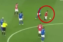 Pha đi bóng hài hước bằng... đầu gối của Juan Mata