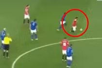 Pha đi bóng hài hước bằng... đầu gối của Juan Mata