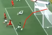 Pha đệm bóng vọt xà trước khung thành trống khó tin