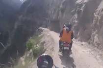 Rụng tim clip phóng mô tô trên con đường nguy hiểm nhất hành tinh