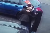 Dàn cảnh hỏi đường, ôm hôn rồi trộm đồ hết sức táo tợn