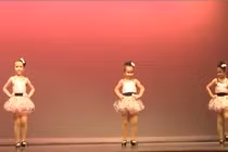 Bé gái 6 tuổi nhảy khiến 20 triệu người há hốc mồm