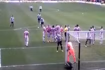 Hài hước cầu thủ hỗ trợ đồng đội dàn xếp đá phạt 