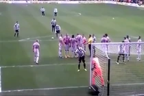Hài hước cầu thủ hỗ trợ đồng đội dàn xếp đá phạt 