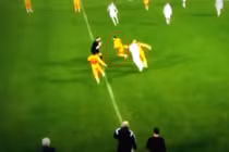 Cầu thủ điên tiết quyết ăn thua đủ với trọng tài