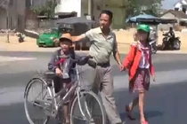 Người đàn ông 20 năm dắt người qua đường ở Quảng Nam