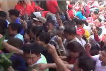 Cảnh đông đúc, nghẹt thở đi lễ chùa Bà cầu an