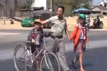 Người đàn ông 20 năm dắt người qua đường ở Quảng Nam