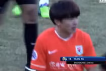 Cầu thủ Trung Quốc nhận thẻ đỏ vì "bàn tay của Chúa"