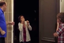 Clip làm gãy răng vợ khi nhổ răng cho con trai