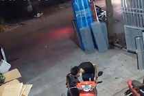 Thanh niên ung dung vào nhà dân bẻ khóa trộm xe