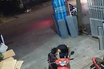 Thanh niên ung dung vào nhà dân bẻ khóa trộm xe