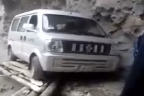 Thót tim với ô tô đi qua vách núi siêu hẹp 